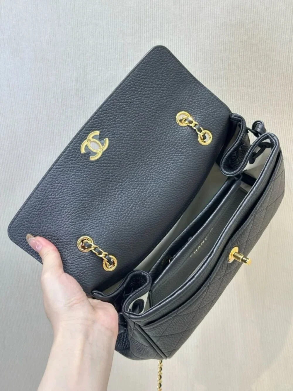 Classic CHANEL Bags: A Stylish and Versatile Choice for Elegance